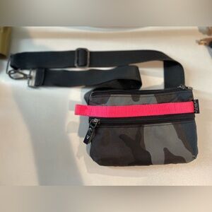 Andi urban clutch! Great grab and go! In like new condition!